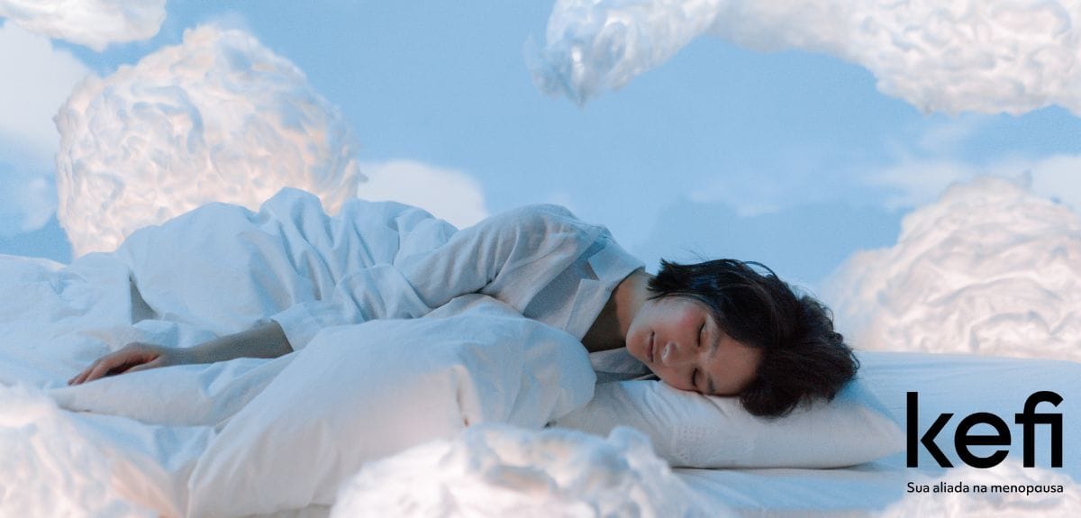 Mulher dormindo tranquilamente em um ambiente sereno, representando a importância do sono na menopausa para a qualidade de vida e bem-estar.