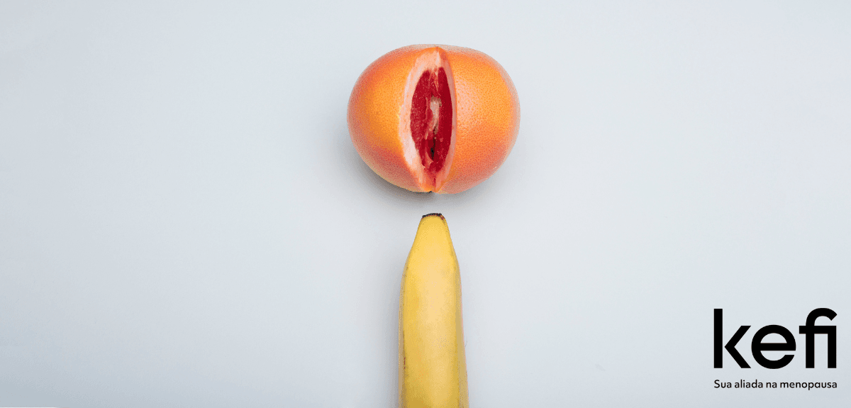 Imagem conceitual com uma banana voltada para uma toranja cortada ao meio, representando simbolicamente a relação sexual e o sexo com dor na menopausa.